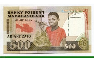 83618 - 500 Francs/ 100 Ariary Enfant tenant un filet de Poissons