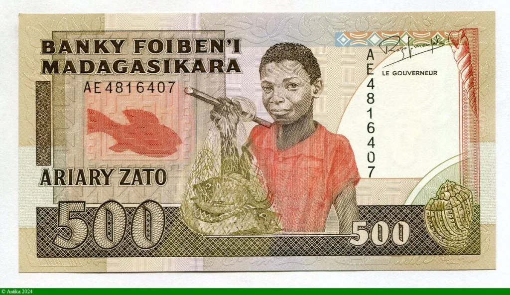 500 Francs/ 100 Ariary Enfant tenant un filet de Poissons