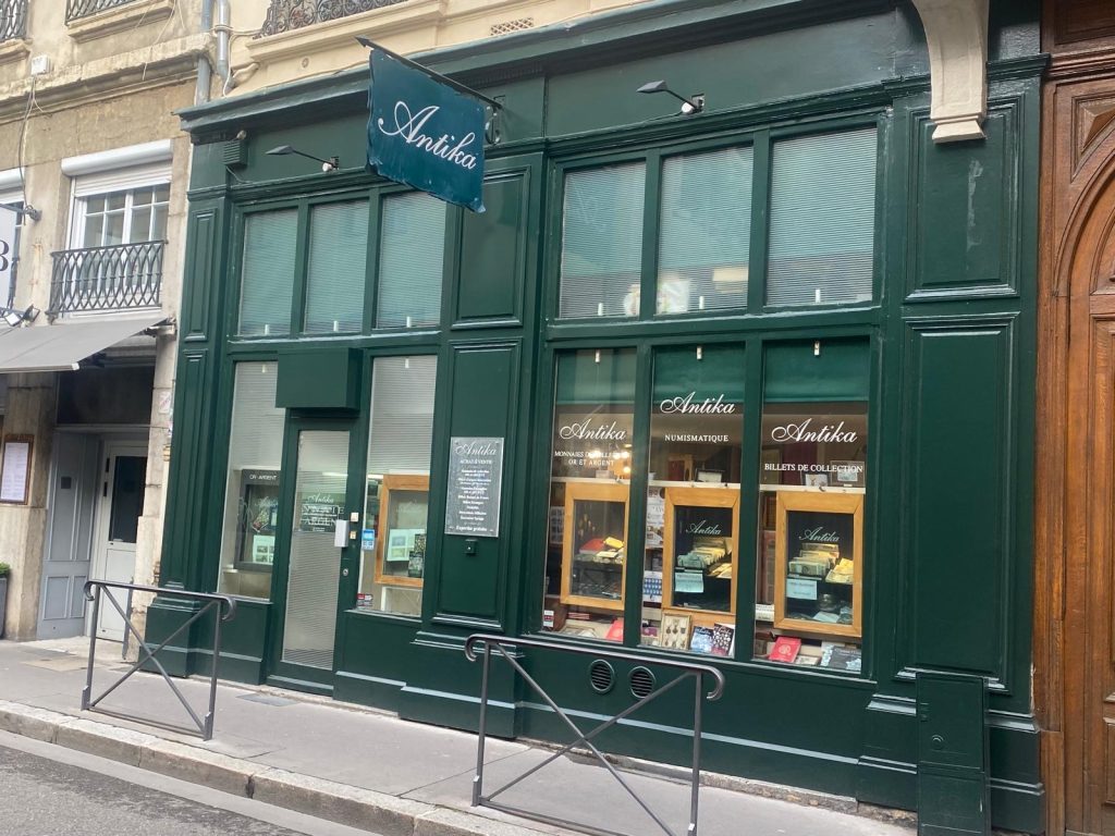 La vitrine d’Antika, boutique de numismatique rue Sainte-Hélène à Lyon